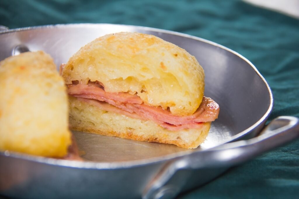  Emporio Coisas de Minas: pão de queijo recheado com finas fatias de linguiça calabresa