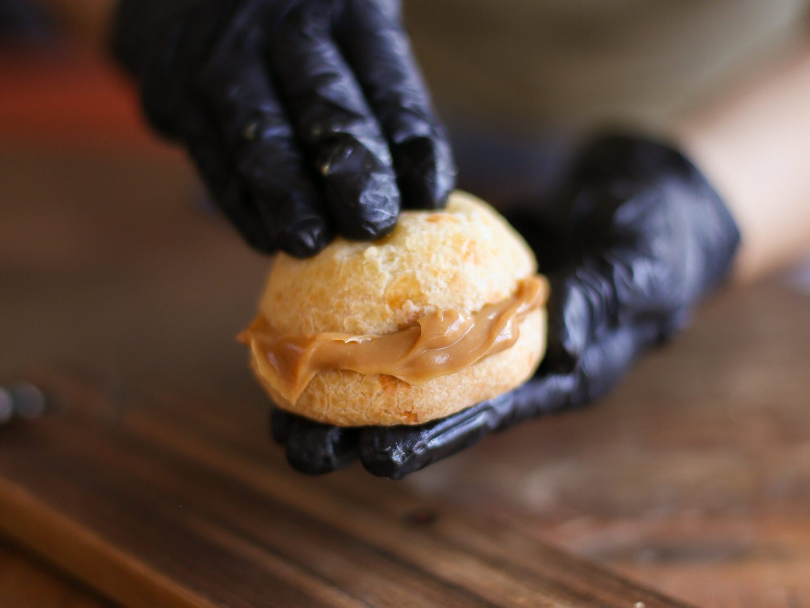 Pão de Queijo Recheado com Doce de Leite - Emporio coisas de Minas