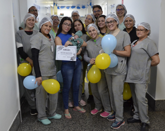 A Vitória do Pequeno Uriel: Alta Após 104 Dias de Cuidados Humanizados no HCN