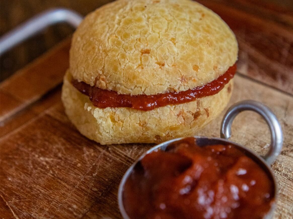 Pão de Queijo Recheado com Goiabada - Emporio coisas de Minas