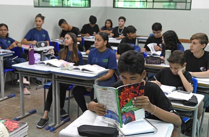 Termina na próxima quarta-feira (8) o período destinado à 1ª etapa de pré-matrículas da REE (Rede Estadual de Ensino). São os últimos dias para quem deseja garantir a vaga em uma das 348 unidades escolares da Rede para o ano letivo de 2025. Aberto desde 11 de novembro de 2024, o período de pré-matrículas é válido para estudantes que já fazem parte da REE ou para aqueles que desejam ingressar na Rede Estadual. O preenchimento dos dados pode ser realizado de três maneiras: pelo portal www.matriculadigital.ms.gov.br, pelos telefones 0800-647-0028 (fixo) e 3314-1212 (celular) ou de forma presencial na sede da Central de Matrículas, em Campo Grande, na rua Joaquim Murtinho, nº 2.612 – Itanhangá Park. O preenchimento dos dados também pode ser realizado de forma presencial em qualquer escola estadual de Mato Grosso do Sul. Cronograma Após o encerramento da 1ª etapa de pré-matrícula, os pais/responsáveis poderão consultar a lista de designação, com os nomes dos estudantes de acordo com as unidades escolares desejadas, no site da Matrícula Digital, que estará disponível no dia 12 de janeiro. O período para efetivação da matrícula, válido para os estudantes presentes na lista designação, será entre os dias 13 e 17 de janeiro. Atendimento Ao todo, são 210 mil vagas disponíveis em 348 unidades escolares presentes em todos os municípios de Mato Grosso do Sul, além de 120 extensões. Entre as novidades deste ano está a ampliação da oferta de vagas para o Ensino em Tempo Integral em todo o Estado. Serão 12 mil novas vagas, com destaque para turmas de Ensino Fundamental – Anos Iniciais e Finais – iniciativa já colocada em prática em 2024 e que visa auxiliar as redes municipais na distribuição de vagas para a Educação Infantil. Ensino em Tempo Integral Em expansão nos últimos anos, em 2025 a oferta do Ensino em Tempo Integral na REE estará presente em 62% das escolas. Com o aumento no número de vagas, o total de estudantes matriculados nessas turmas poderá chegar à marca de 52 mil. "Hoje o nosso foco está na abertura de novas vagas de Tempo Integral para os estudantes do Ensino Fundamental. Entendemos que o número que vagas para o Ensino Médio é suficiente para suprir a atual demanda e vamos trabalhar para o fortalecimento dessa oferta em outras etapas da Educação Básica", destaca o secretário Hélio Daher. Calendário Conforme publicação já disponível no site da SED (Secretaria de Estado de Educação), o início do ano letivo de 2025 será no dia 7 de fevereiro, com as ações de formação dos profissionais antes do retorno dos estudantes, no período conhecido como Jornada Formativa. A volta às aulas, com a presença dos estudantes da Rede Estadual de Ensino, será no dia 17 de fevereiro.