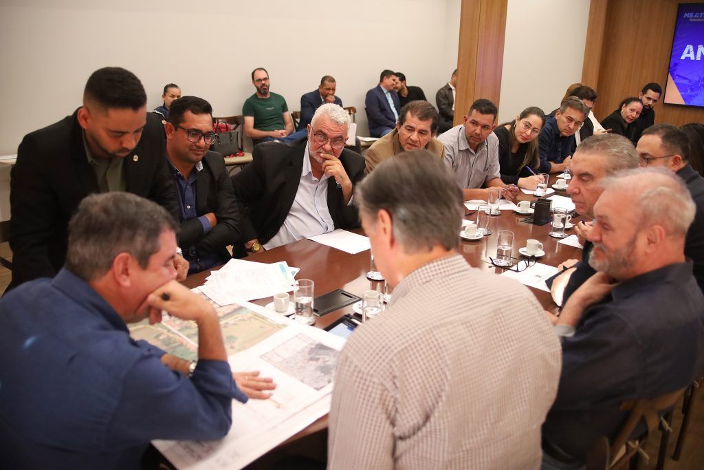 Antônio João define como prioridades pavimentação e reforma geral de escola municipal