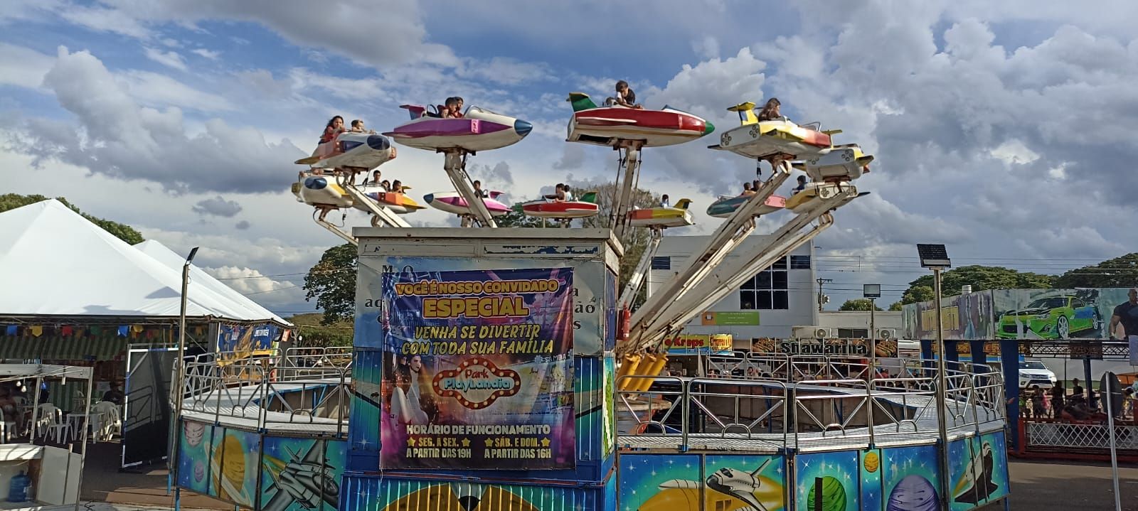 Prefeitura proporciona parquinho infantil grátis e criançada viveu dia de festa total hoje à tarde na 22ª Fejunavi