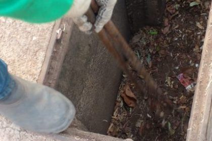 LIMPEZA DE BUEIROS – 14-10 (3) Prefeitura reforça importância do descarte correto de lixo para evitar entupimentos e alagamentos