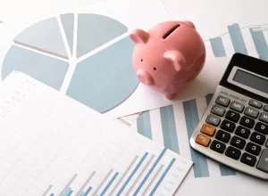 close-up-em-objetos-de-educacao-e-economia_23-2149113525